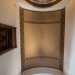I simboli del repertorio figurativo egizio vengono reiterati sul soffitto a botte color ocra...